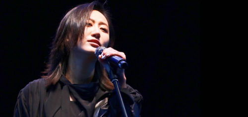 不簽公司不雇經紀人,卻能接二連三創造神曲,今年演出被迫中止